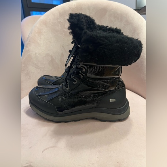 UGG Australia Black Patent Short Adirondack - Picture 2 of 5